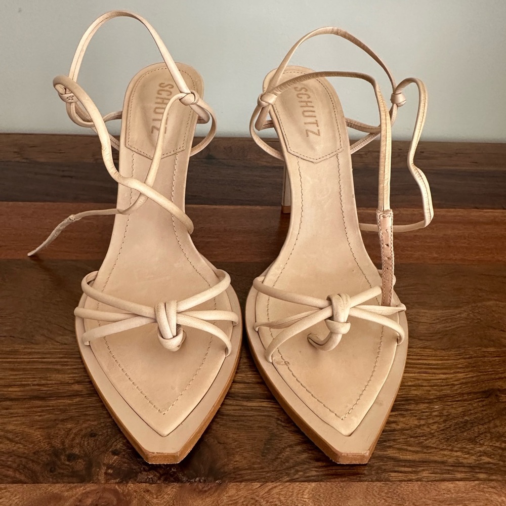 Gorgeous SCHUTZ Women's Nude Knotted Heels